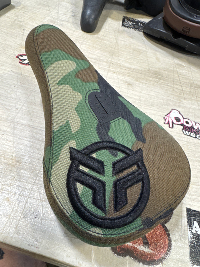 federal pivotal camo seat new?