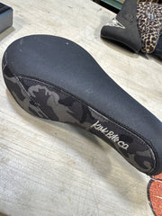 kink sxtn pivotal seat blk/grey