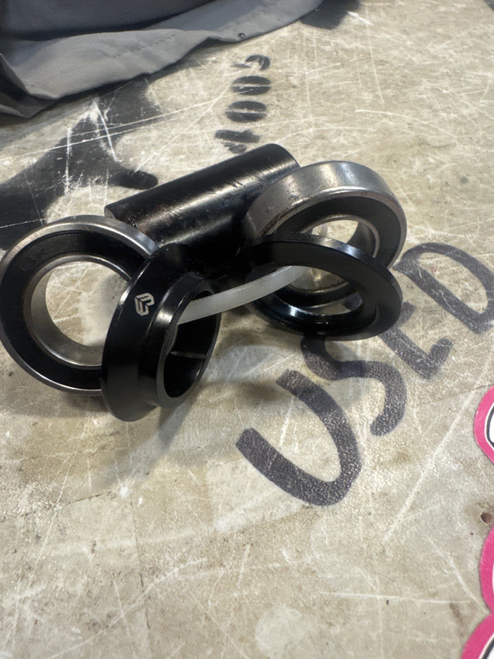 Eclat 24mm mid bottom bracket